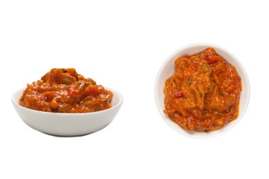 Beyaz arka planda izole edilmiş bir kasede sebze güveci.. 