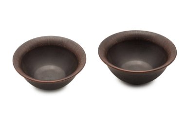 Beyaz arkaplanda izole edilmiş seramik boş kahverengi kase. 