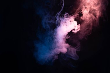 Siyah arka planda mavi ve pembe buhar. Boşluğu kopyala.