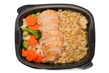 Konteynırda yemek hazır. Haşlanmış tavuk, güveç havuç, lahana ve yulaf lapası. Beyaz bir arkaplanda izole edilmiş. 