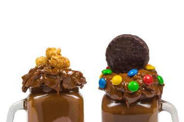 Çikolatalı milkshake, çırpılmış krema, kurabiye, waffle, cam mason kavanozunda servis edilir. 