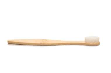 Bambu diş fırçası beyaz arka planda izole edilmiş. Üst görünüm. 