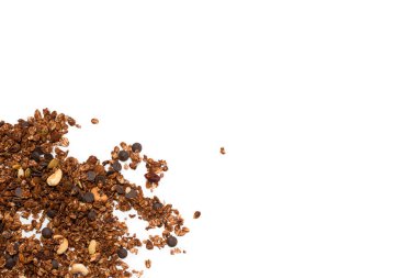 Tahta kaşıkta fındıklı çikolatalı tahıl gevreği. Beyaz arka planda izole edilmiş.