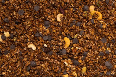 Fındık arkaplanlı çikolatalı gevrek. Üst görünüm. 