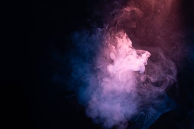 Siyah arka planda mavi ve pembe buhar. Boşluğu kopyala.