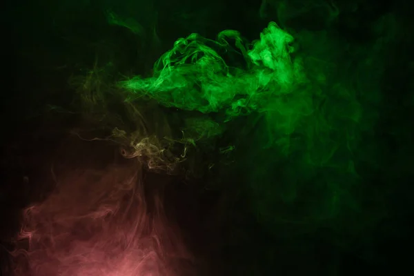 黒の背景に緑とピンクの蒸気 スペースのコピー — ストック写真