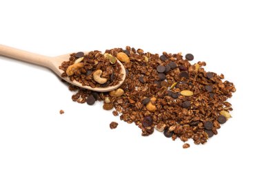 Tahta kaşıkta fındıklı çikolatalı tahıl gevreği. Beyaz arka planda izole edilmiş.