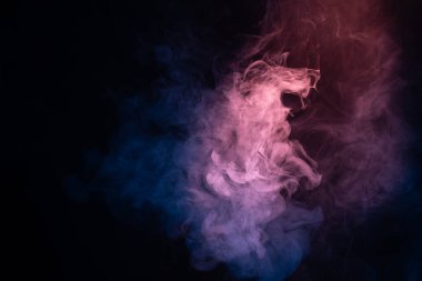 Siyah arka planda mavi ve pembe buhar. Boşluğu kopyala.