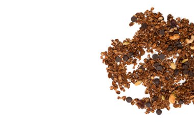 Tahta kaşıkta fındıklı çikolatalı tahıl gevreği. Beyaz arka planda izole edilmiş.