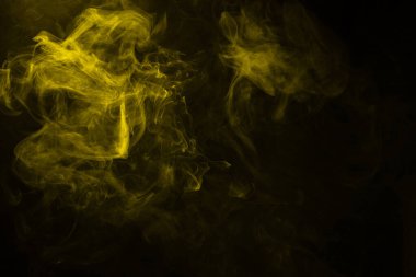 Siyah arka planda sarı ve pembe buhar. Boşluğu kopyala.