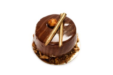 Beyaz arka planda izole edilmiş çikolata ve karamel kek. Üst görünüm. 