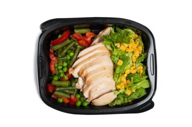 Konteynırda yemek hazır. Tavuk yahnisi, sebze yahnisi. Beyaz bir arkaplanda izole edilmiş. 