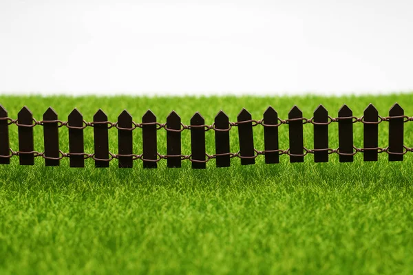 Zöld Kerítés Elszigetelt Fehér Háttér — Stock Fotó