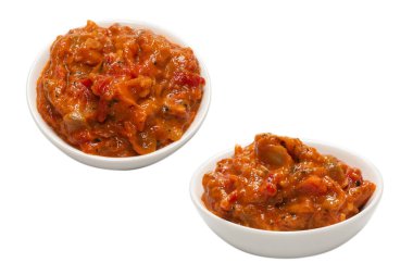 Beyaz arka planda izole edilmiş bir kasede sebze güveci.. 