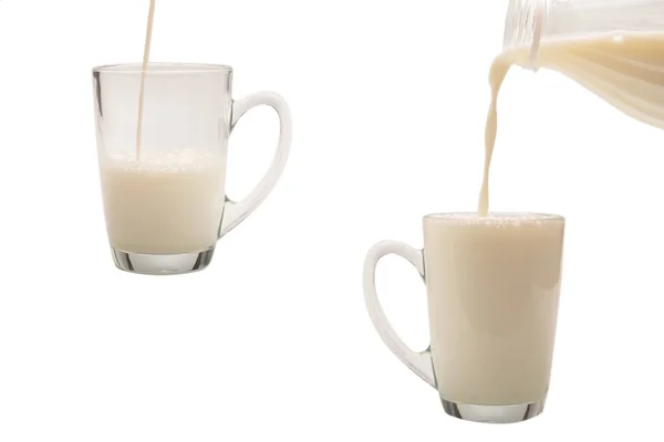 Milch Wird Aus Einer Flasche Einen Becher Geschüttet Milchspritzer — Stockfoto