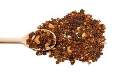 Tahta kaşıkta fındıklı çikolatalı tahıl gevreği. Beyaz arka planda izole edilmiş.