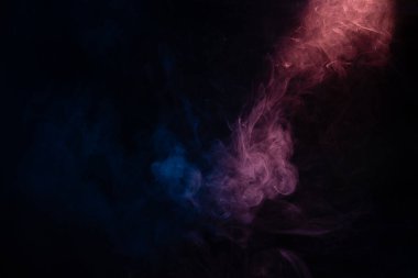 Siyah arka planda mavi ve pembe buhar. Boşluğu kopyala.