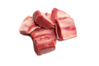 Beyaz arka planda çiğ pirzola. Üst görünüm. 