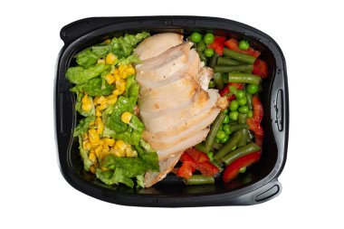 Konteynırda yemek hazır. Tavuk yahnisi, sebze yahnisi. Beyaz bir arkaplanda izole edilmiş. 