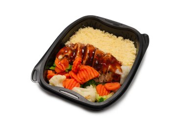 Konteynırda yemek hazır. Teriyaki soslu haşlanmış tavuk, haşlanmış havuç, lahana ve yulaf lapası. Beyaz bir arkaplanda izole edilmiş. 