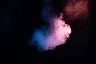 Siyah arka planda mavi ve pembe buhar. Boşluğu kopyala.