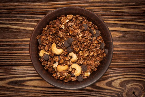 Chocolade Granola Cornflakes Met Noten Een Kom Een Houten Achtergrond — Stockfoto