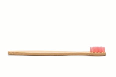 Bambu diş fırçası beyaz arka planda izole edilmiş. Üst görünüm. 