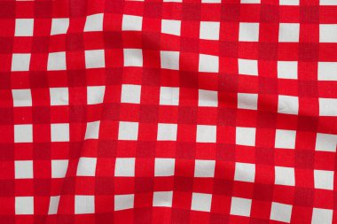 Kırmızı peçete beyaz arka planda izole edilmiş. Boşluğu kopyala. 