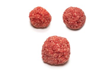 Beyaz arkaplanda çiğ et topları izole.