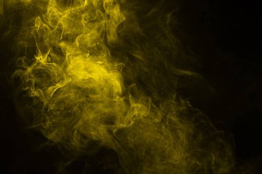 Siyah arka planda sarı ve pembe buhar. Boşluğu kopyala.