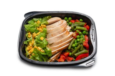 Konteynırda yemek hazır. Tavuk yahnisi, sebze yahnisi. Beyaz bir arkaplanda izole edilmiş. 