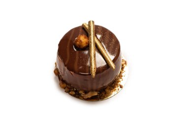 Beyaz arka planda izole edilmiş çikolata ve karamel kek. Üst görünüm. 