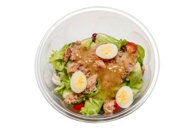 Taze ton balığı salatası, marul, cucomber, kiraz ve plastik kabın içinde yumurta. Üst görünüm. 