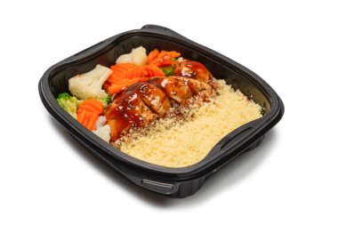 Konteynırda yemek hazır. Teriyaki soslu haşlanmış tavuk, haşlanmış havuç, lahana ve yulaf lapası. Beyaz bir arkaplanda izole edilmiş. 