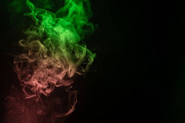 Siyah arka planda yeşil ve pembe buhar. Boşluğu kopyala.