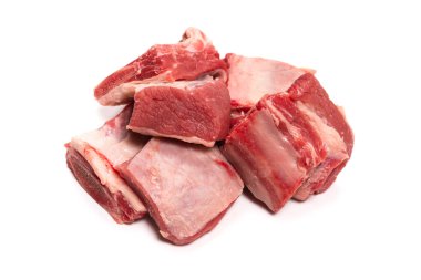 Beyaz arka planda çiğ pirzola. Üst görünüm. 