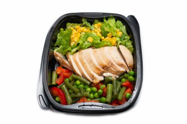 Konteynırda yemek hazır. Tavuk yahnisi, sebze yahnisi. Beyaz bir arkaplanda izole edilmiş. 