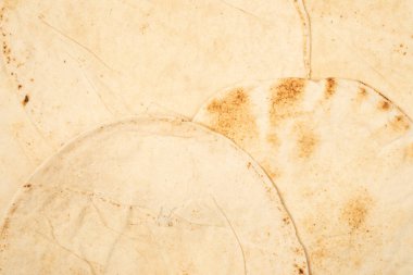 Beyaz arka planda ızgara pitta ekmeği. Üst görünüm. 