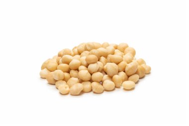 Beyaz arka planda izole edilmiş Macadamia fındıkları. Üst görünüm.