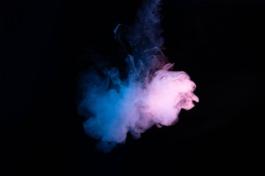 Siyah arka planda mavi ve pembe buhar. Boşluğu kopyala.