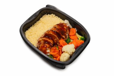 Konteynırda yemek hazır. Teriyaki soslu haşlanmış tavuk, haşlanmış havuç, lahana ve yulaf lapası. Beyaz bir arkaplanda izole edilmiş. 