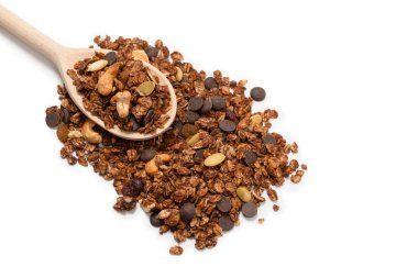 Tahta kaşıkta fındıklı çikolatalı tahıl gevreği. Beyaz arka planda izole edilmiş.