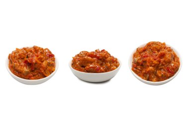 Beyaz arka planda izole edilmiş bir kasede sebze güveci.. 