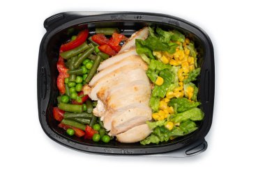 Konteynırda yemek hazır. Tavuk yahnisi, sebze yahnisi. Beyaz bir arkaplanda izole edilmiş. 