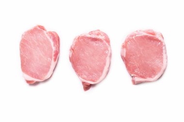 Beyaz arka planda çiğ domuz parçaları. Üst görünüm. 