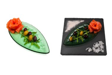 Beyaz üzerine tuz ve zeytinli bir tabakta somon dilimleri..