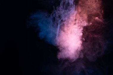 Siyah arka planda mavi ve pembe buhar. Boşluğu kopyala.