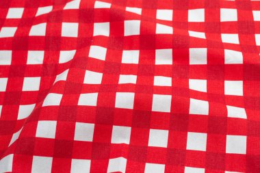 Kırmızı peçete beyaz arka planda izole edilmiş. Boşluğu kopyala. 