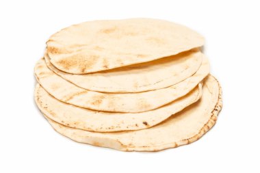 Beyaz arka planda ızgara pitta ekmeği. Üst görünüm. 