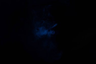 Siyah arka planda mavi ve pembe buhar. Boşluğu kopyala.